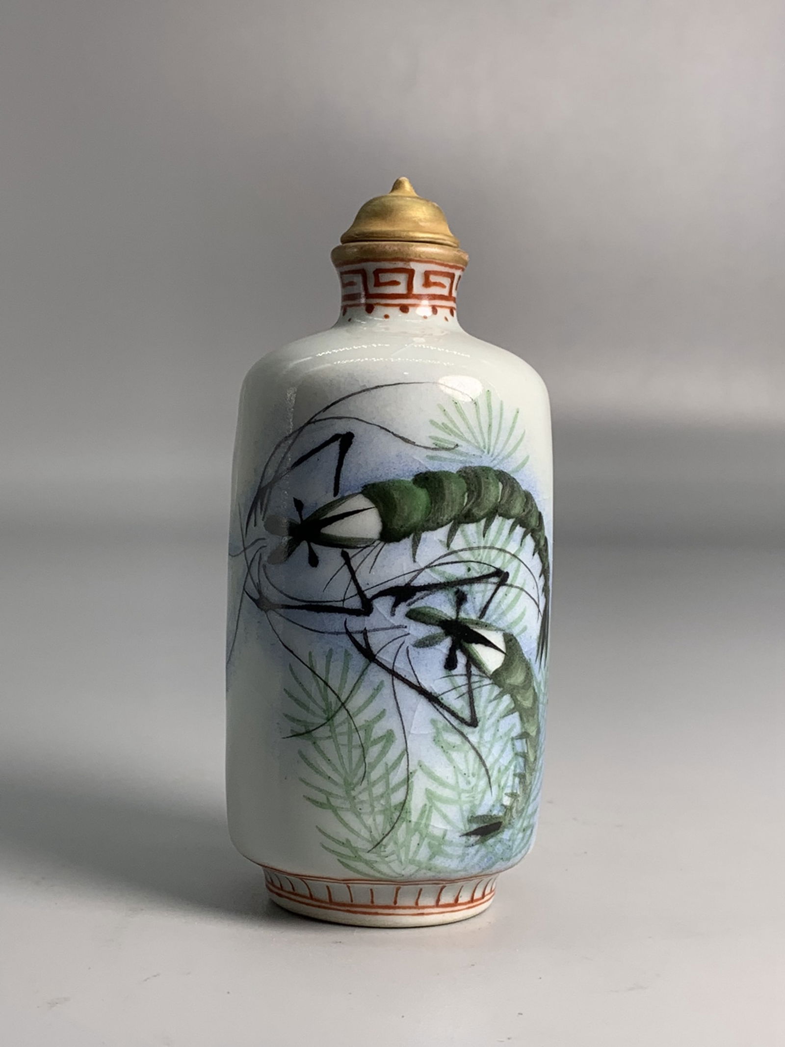Chinese Porcelain Shrimp Design Snuff Bottle: Title: Chinese Porcelain Shrimp Design Snuff Bottle Date/Period: After1960 Origin: Chinese Dimension: 100x40(mm) 3.94x1.57(inches) Weight 0.24 lbs/108g Materials: Porcelain Reserve: $89.00 Shipping: D