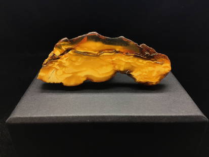 Beautiful Vintage Amber Brooch: Title: Beautiful Vintage Amber Brooch Metal:None Gemstone: Amber Weight :26.5 g Size:Size: 96.45 x 37.4 x 10.62 mm Size: 3.797 x 1.472 x 0.418 inches Made of:(Reconstituted Amber or Whole Stone):Whole