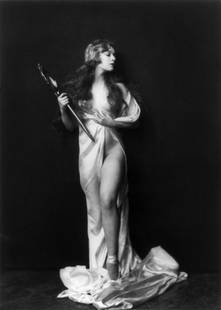 ZIEGFELD GIRL, CARYL BERGMAN, ALFRED CHENEY JOHNSTON: Title: ZIEGFELD GIRL, CARYL BERGMAN, ALFRED CHENEY JOHNSTON Artist/Source: Alfred Cheney Johnston Original Date: UNKNOWN Dimensions: 8X10 Description: || UNITED STATES SHIPPING ONLY! || This lot is a