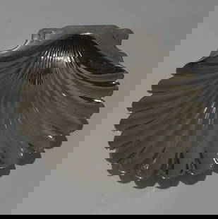 Early 18th Century Antique George II Sterling Silver Butter Dish London 1733 John Gamon: Title:Early 18th Century Antique George II Sterling Silver Butter Dish London 1733 John Gamon Description:Description A very fine early 18th century &#8220;escallop&#8221; shell butter dish with an el