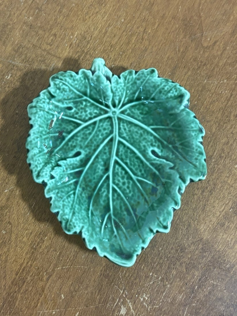Wedgwood Majolica Butter Pat: It measures 4 3/8” x 3 3/4” and is marked. It has a flea bite on the right side of the back side. Otherwise it has no other issues Shipping: Domestic: Flat-rate of $8.00 to anywhere within