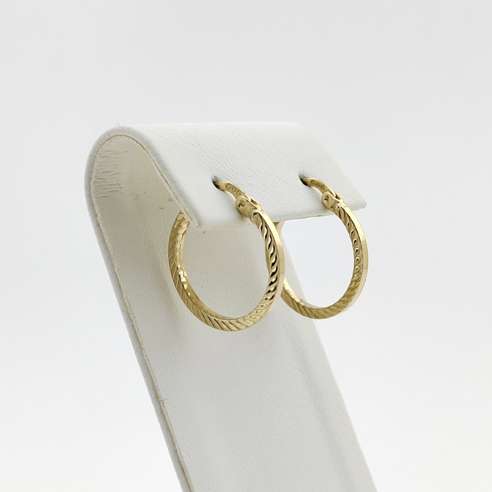 14K 585 Yellow Gold Earrings,Women Earrings: Title: 14K 585 Yellow Gold Earrings,Women Earrings Description: 14K 585 Yellow Gold Earrings,Women Earrings Condition:New -Weight:1.15g -Size:0.70x0.78 inch (18x20mm) With Gift Box Express Shipping.Ca