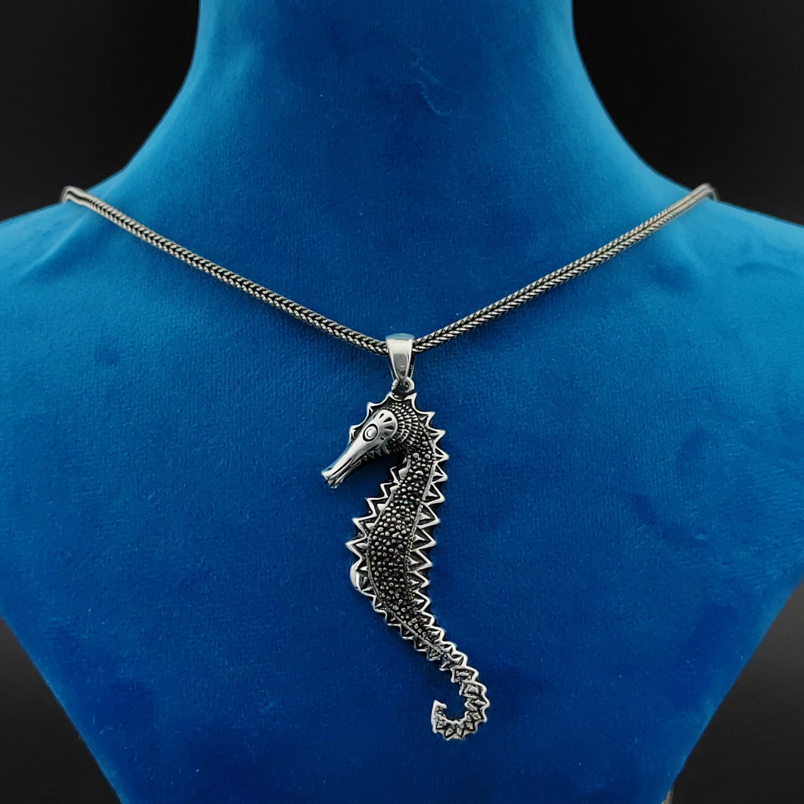 925 Silver Chain with Sea Horse Pendant: Title: 925 Silver Chain with Sea Horse Pendant Description: 925 Silver Chain with Sea Horse Pendant -Total Weight:17g Chain Size: 23.62 in(60cm). Pendant Size:0.74x2.36 in (19x60mm) (Bail included). W
