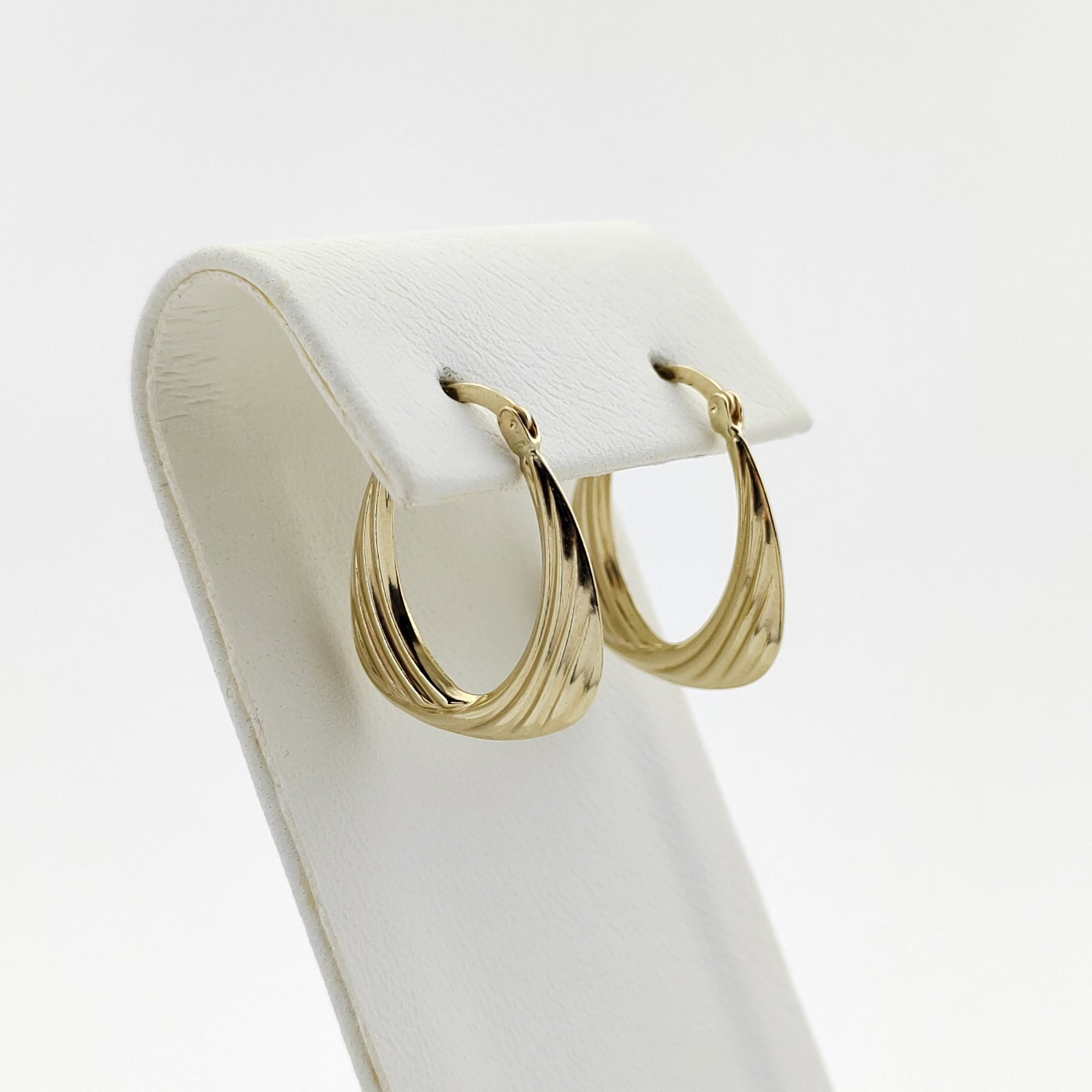 14K 585 Yellow Gold Earrings,Women Earrings: Title: 14K 585 Yellow Gold Earrings,Women Earrings Description: 14K 585 Yellow Gold Earrings,Women Earrings Condition:New -Weight:1.14g -Size:0.70x0.74 inch (18x19mm) With Gift Box Express Shipping.Ca