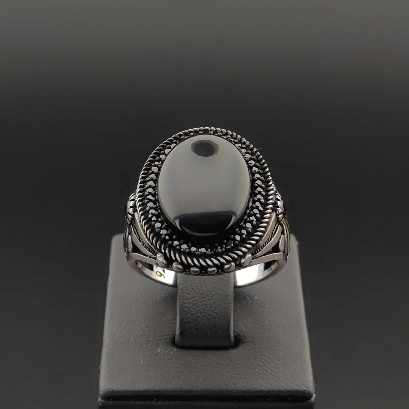 925 Silver Men's Ring with Black Onyx: Title: 925 Silver Men's Ring with Black Onyx Description: 925 Silver Men's Ring with Black Onyx -Condition:New -Total Weight:10.9g -Size: US Size 11 (20.75mm) With Gift Box Express Shipping.Carrier:DH