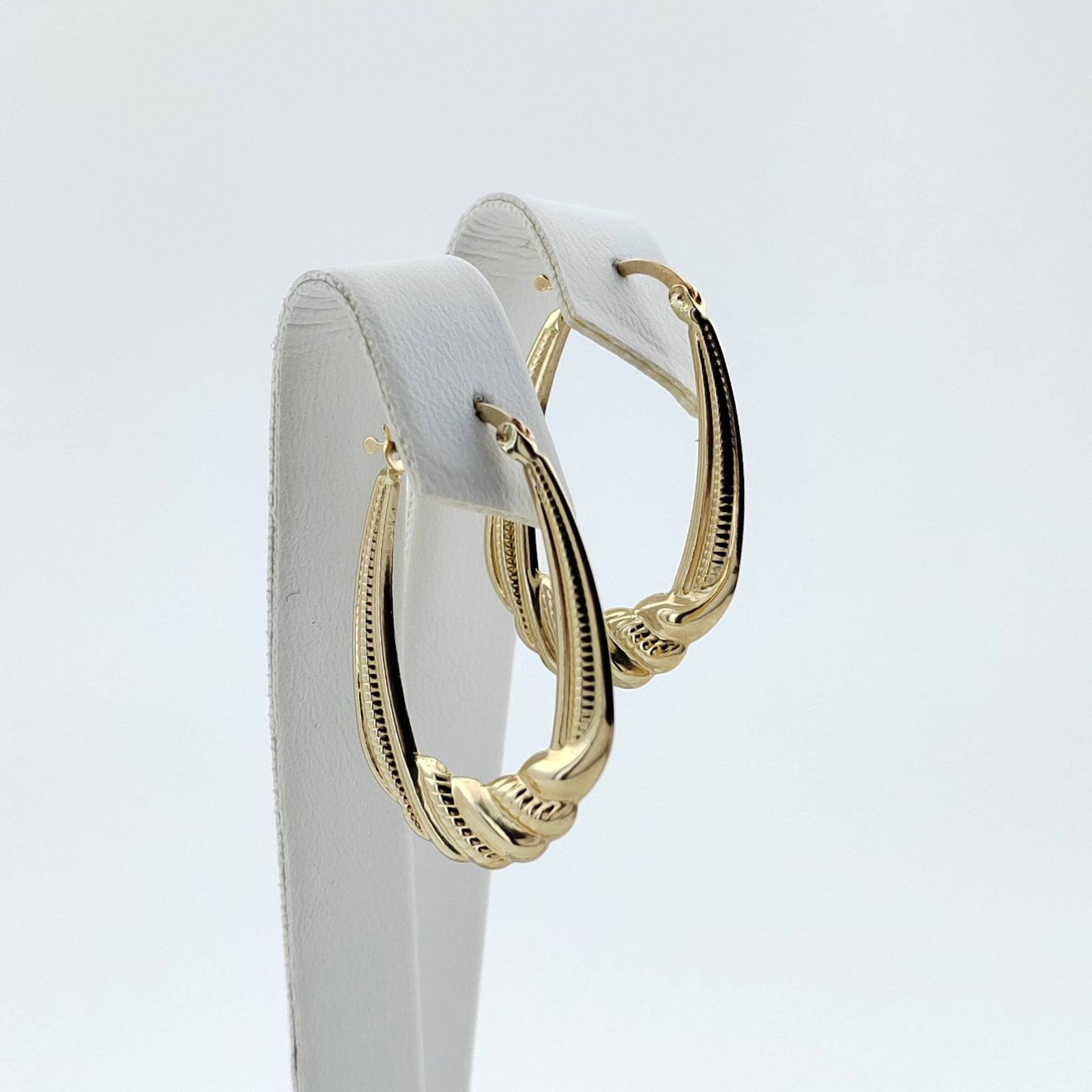14K 585 Yellow Gold Earrings,Women Earrings: Title: 14K 585 Yellow Gold Earrings,Women Earrings Description: 14K 585 Yellow Gold Earrings,Women Earrings Condition:New -Weight:1.75g -Size:0.78x1.14 inch (20x29mm) With Gift Box Express Shipping.Ca