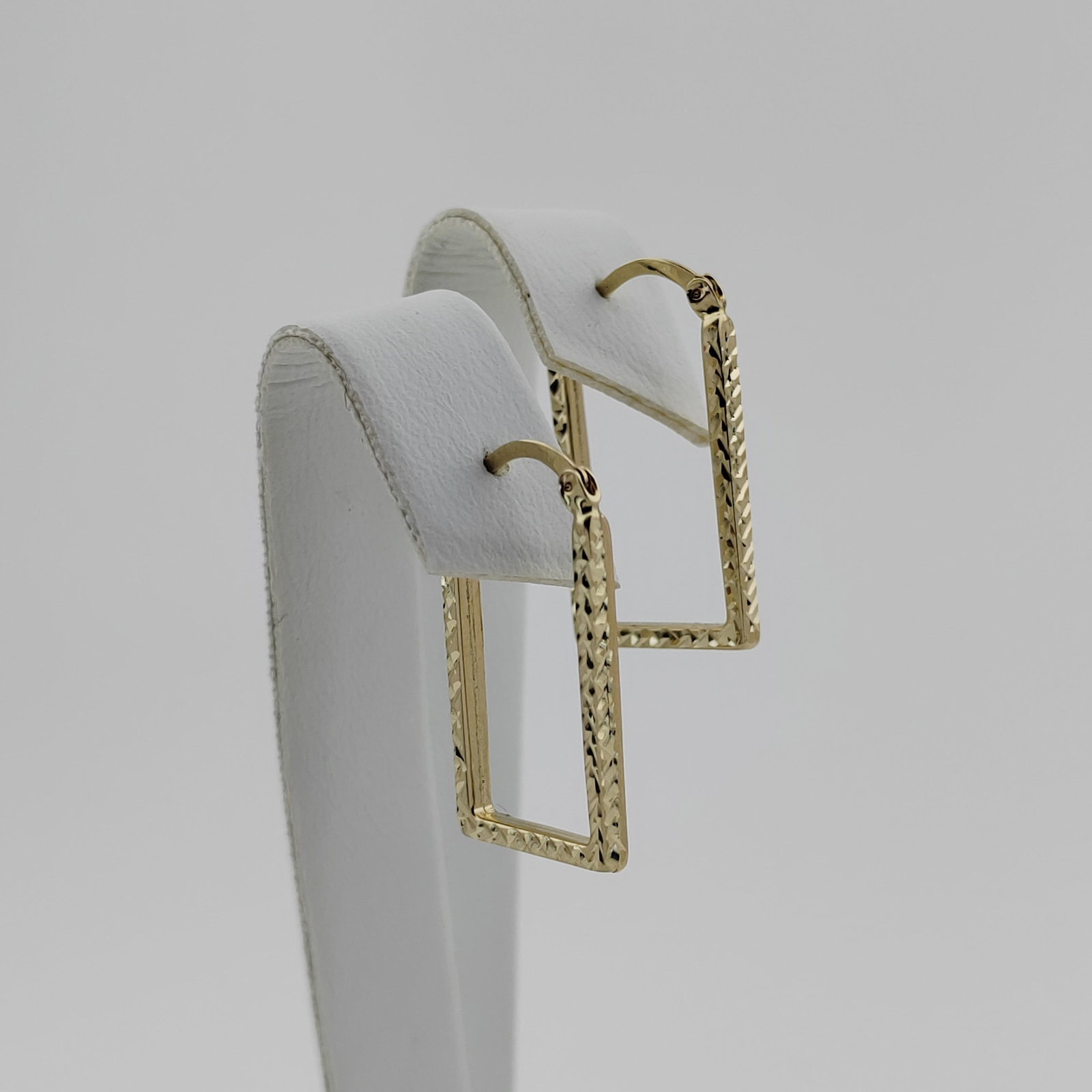14K 585 Yellow Gold Earrings,Women Earrings: Title: 14K 585 Yellow Gold Earrings,Women Earrings Description: 14K 585 Yellow Gold Earrings,Women Earrings Condition:New -Weight:0.95g -Length:0.90 inch (23mm) With Gift Box Express Shipping.Carrier: