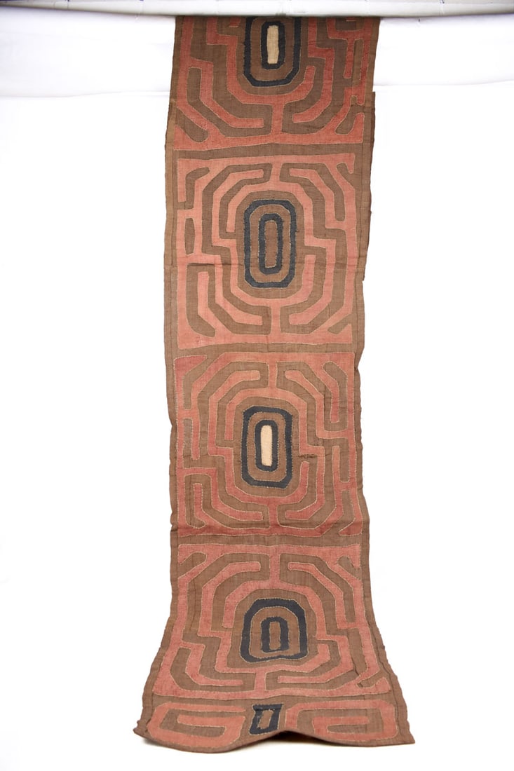 Textile – Cloth – Shoowa-Kuba – DR Congo 300 cm: Kuba skirts, Tcaka, long are cloths made from raffia, from 8 – 25 feet long, from the Ngeende, Bushoong and Ngongo peoples. They incorporate appliqued “patches”, embroidered shapes a