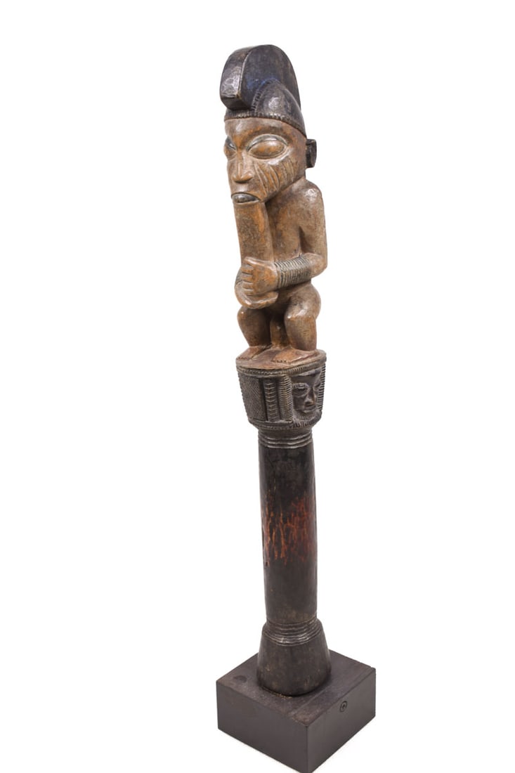 Power stick / Scepter – Wood – Yoruba – Nigeria: Beautiful staff / scepter stick from the Yoruba people of Nigeria. The staff is made out of wood and is in good condition with traces of wear and tear. The scepter is finely carved with an ancestor fi