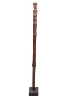 Power Stick / Scepter – Wood – Chokwe – DR Congo: Beautiful power stick stick from the Chokwe people of DR Congo The scepteris made out of wood and is in good condition with traces of wear and tear. Certain objects (power sticks, scepters, fly swatte