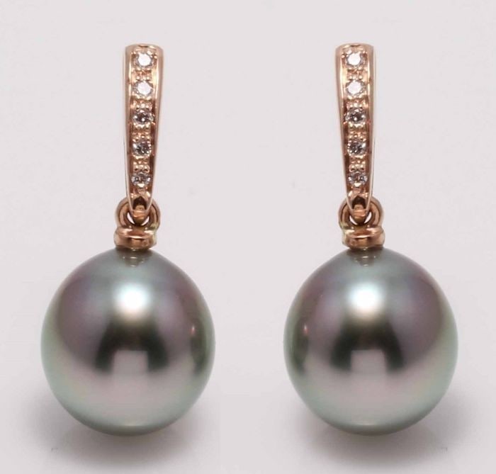 14 kt. Rose Gold - 9x10mm Peacock Tahitian Pearl Drops - Earrings - 0.08 ct: Title: 14 kt. Rose Gold - 9x10mm Peacock Tahitian Pearl Drops - Earrings - 0.08 ct Description: Produced by the Pinctada Margaritifera oyster in the tropical lagoons of French Polynesia, these pearls 