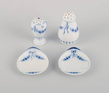 Bing & Grondahl, Empire, two small bowls, two salt shakers. 1920s.: Bing & Grondahl, Empire, two small bowls, two salt shakers. 1920s. In excellent condition. Marked. Bowls 8.5 cm. x 7.5 cm. H 1.5 cm. &#8211; second sorting. Salt shaker - largest H 9 cm. x D 5.5 cm. -