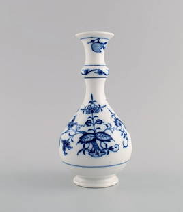 Antik Meissen Blue Onion vase in hand-painted porcelain. Early 20th century.: Antik Meissen Blue Onion vase in hand-painted porcelain. Early 20th century. Measures: 18.5 x 9 cm. In excellent condition. Stamped. 3rd factory quality. Reserve: $252.00 Shipping: Domestic: Shipping