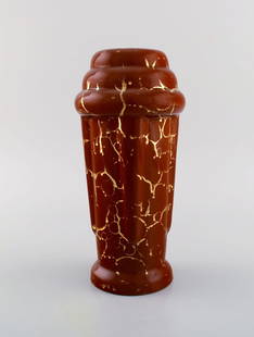 Lucien Brisdoux (1878-1963), France. Art deco vase in glazed stoneware. Beautiful glaze in gold and: Lucien Brisdoux (1878-1963), France. Art deco vase in glazed stoneware. Beautiful glaze in gold and red shades. 1930s / 40s. Measures: 22.7 x 11 cm. In excellent condition. Signed. Reserve: $413.00 Sh