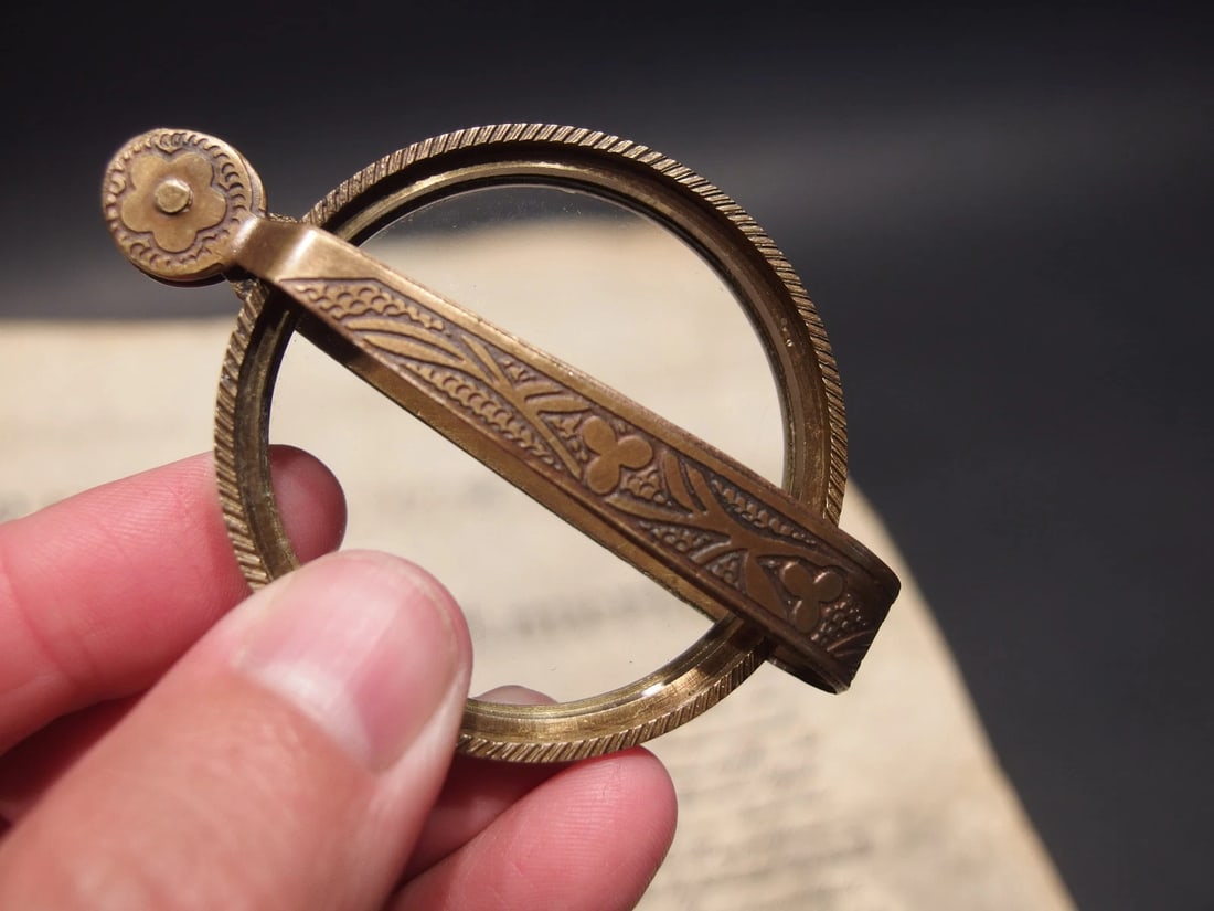 Brass Pocket Folding Magnifying Glass: 3" at its longest closed ...5 1/4" at its longest open Nice reproduction of an antique brass flip out Magnification glass or lens. Magnifying glasses like this were used in the 18th and 19th century d