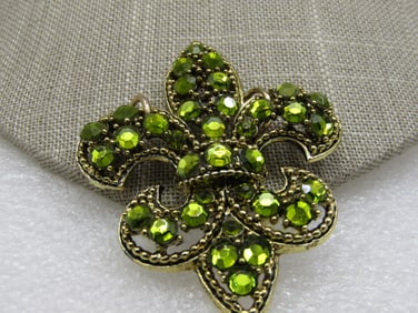 Vintage Weiss Green Rhinestone Fleur-de-Lis Pendant