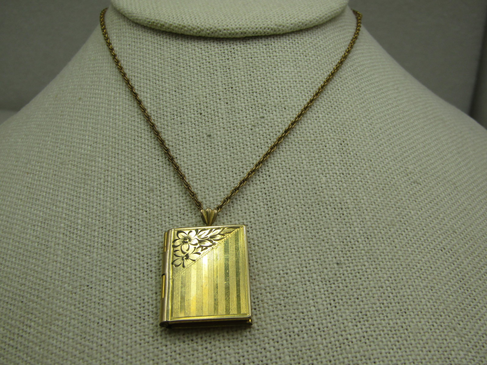 Vintage 12kt G.F. Floral Book Locket Necklace, Wagner, Art Deco, 18.5": Vintage 12kt G.F. Floral Book Locket Necklace, Wagner, Art Deco, 18.5", This is signed Wagner and 1 /20 12kt gold filled.near the clasp. The chain is appx. 1.5mm rope chain that is 12kt G.F. solid, no