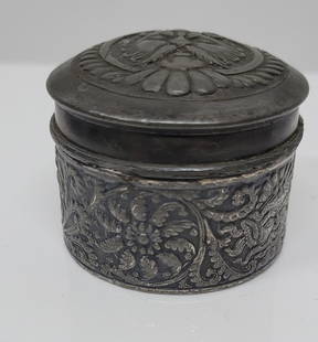 Vintage Art Deco Meriden B Quadruple plate Trinket Pill Box Repousse Raised Bust Man God Snuff: Vintage from the 1900s Materials: Metal Width: 2.5 inches Height: 2 inches Depth: 4.5 inches Vintage Art Decor Meriden B Quadruple plated Trinket Box Repousse Raised Bust Man God Snuff Tobacco In good