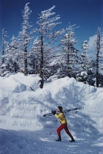 Slim Aarons 'A Skier In Vermont' 1962 C Type Print Framed In Black: Description Slim Aarons 'A Skier in Vermont' 1962 C Type Print Framed In Black A skier at the Stowe Mountain Resort, Vermont, USA, March 1962. (Photo by Slim Aarons) C Type Open Edition Print Paper si