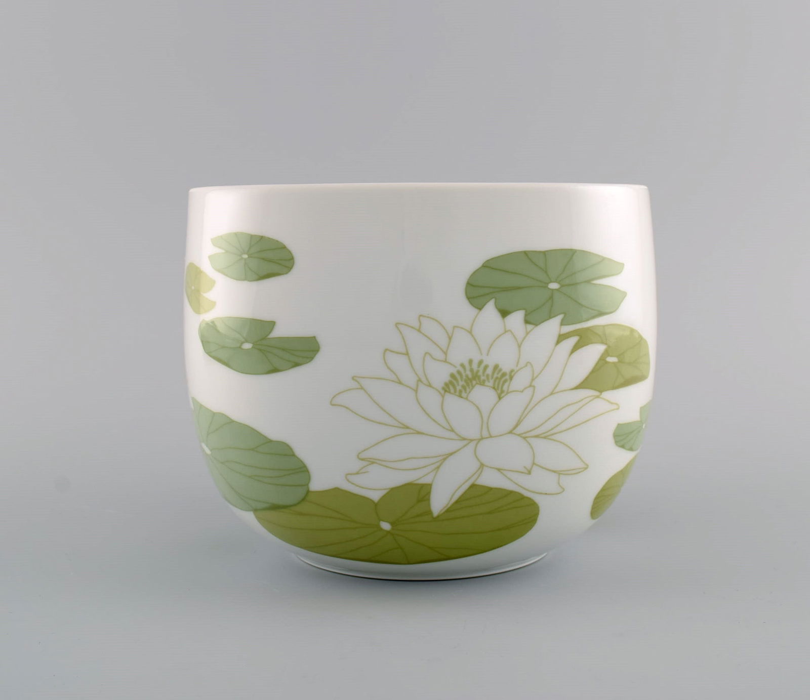 Timo Sarpaneva for Rosenthal. Rare Suomi bowl in porcelain decorated with water lilies. 1970s / 80s.: Timo Sarpaneva for Rosenthal. Rare Suomi bowl in porcelain decorated with water lilies. 1970s / 80s. Measures: 17.5 x 14 cm. In excellent condition. Stamped. Reserve: $175.00 Shipping: Domestic: Shipp