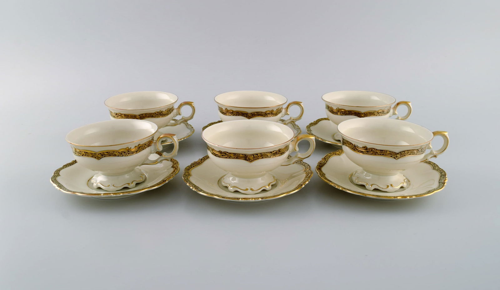 KPM, Berlin. Six Royal Ivory tea cups with saucers in cream-colored porcelain with gold decoration.: KPM, Berlin. Six Royal Ivory tea cups with saucers in cream-colored porcelain with gold decoration. 1920s. The cup measures: 9.3 x 5.5 cm. Saucer diameter: 13.5 cm. In excellent condition. Stamped. Re
