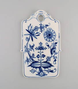 Rare Meissen Blue Onion butter board in hand-painted porcelain. Late 19th century.: Rare Meissen Blue Onion butter board in hand-painted porcelain. Late 19th century. Measures: 25.5 x 15 cm. In very good condition. A small chip. Stamped. Reserve: $210.00 Shipping: Domestic: Shipping