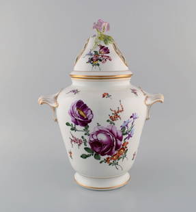 Large antique Dresden ornamental vase in hand-painted porcelain. Flowers and gold decoration. Rose: Large antique Dresden ornamental vase in hand-painted porcelain. Flowers and gold decoration. Rose in relief on the lid. Ca. 1900. Measures: 37.5 x 30 cm. In excellent condition. Signed. Reserve: $875