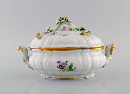 Meissen porcelain lidded tureen with hand-painted flowers and gold edge. Lid modeled with flowers: Meissen porcelain lidded tureen with hand-painted flowers and gold edge. Lid modeled with flowers and foliage. 1920s. Measures: 22 x 13 x 13 cm. In excellent condition. Stamped. 2nd factory quality. R