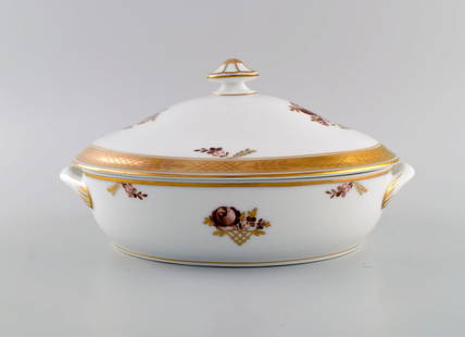 Royal Copenhagen Golden Basket lidded tureen in porcelain with flowers and gold decoration. Model: Royal Copenhagen Golden Basket lidded tureen in porcelain with flowers and gold decoration. Model number 595/9348. Early 20th century. Measures: 27 x 18.5 cm. Height: 13 cm. In excellent condition. St