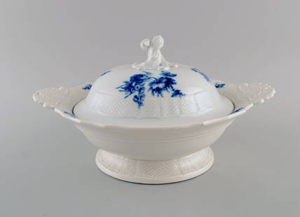 Antique Meissen lidded tureen with handles in hand-painted porcelain. Blue flowers and butterflies.: Antique Meissen lidded tureen with handles in hand-painted porcelain. Blue flowers and butterflies. Late 19th century. Measures: 33.5 x 18 cm. In excellent condition. Stamped. 3rd factory quality. Res