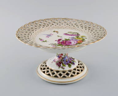 Antique Meissen compote in openwork porcelain with hand-painted flowers, insects and gold: Antique Meissen compote in openwork porcelain with hand-painted flowers, insects and gold decoration. Marcolini period 1774-1814. Museum quality. Measures: 23.5 x 12.5 cm. In excellent condition. Stam