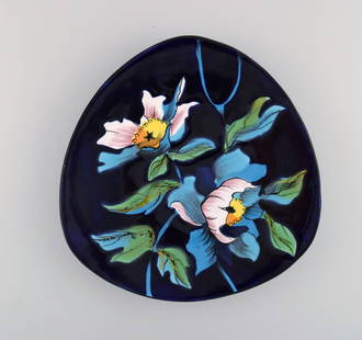 Longwy, France. Troubadour dish in glazed ceramics with hand-painted flowers. Mid-20th century.: Longwy, France. Troubadour dish in glazed ceramics with hand-painted flowers. Mid-20th century.Measures: 27 x 4 cm.In