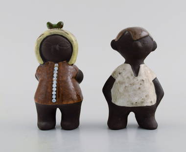 Karl Erik Iwar (1920-2006) for Nittsjö. Two figures in hand-painted glazed stoneware. Boy and: Karl Erik Iwar (1920-2006) for Nittsjö. Two figures in hand-painted glazed stoneware. Boy and girl. 1960s.Largest measures: