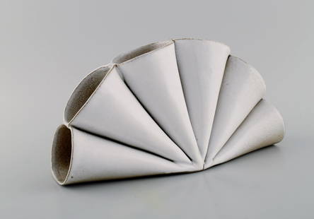Lisa Hilland, Swedish ceramicist. Sculptural unique vase in glazed stoneware. 21st Century.: Lisa Hilland, Swedish ceramicist. Sculptural unique vase in glazed stoneware. 21st Century.Measures: 28 x 14.5 x 11 cm.In