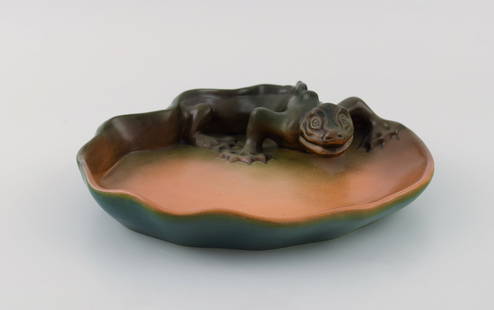 Ipsen's, Denmark. Rare dish in hand-painted glazed ceramics modeled with lizard. 1920s. Model number: Ipsen's, Denmark. Rare dish in hand-painted glazed ceramics modeled with lizard. 1920s. Model number 138.Measures: 22 x 5.5