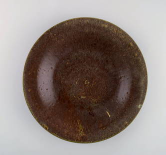 Arne Bang (1901-1983), Denmark. Round bowl / dish in glazed ceramics. Model number 50. 1940s / 50s.: Arne Bang (1901-1983), Denmark. Round bowl / dish in glazed ceramics. Model number 50. 1940s / 50s.Measures: 27.5 x 5 cm.In