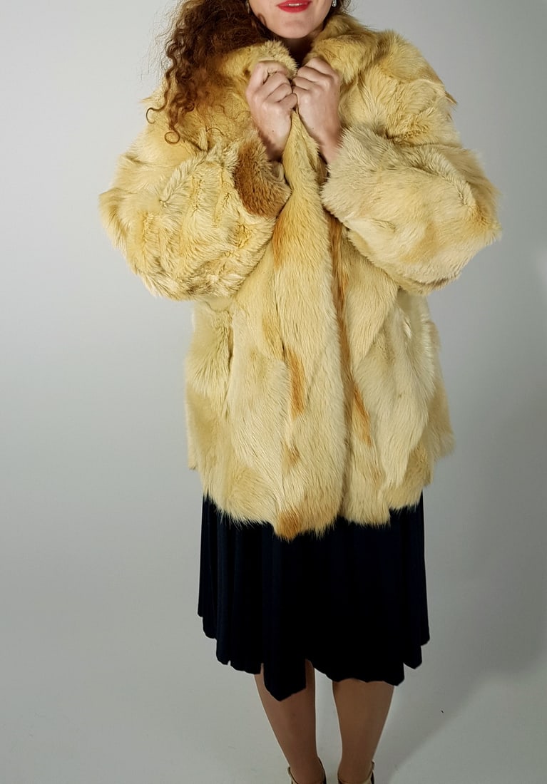 FOX FUR COAT EU: L; US: 16: Title: FOX FUR COAT EU: L; US: 16 Size/Dimensions: Approximate size- EU: L; US: 16 : Important details: Length: 80cm/31.5in -Shoulders width:50cm/19.69in -Sleeve Length:62cm/24.41in -Bust size ( pit t