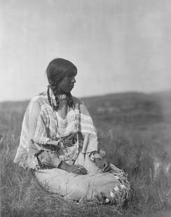 1908,13X19"..FLINT SMOKERS DAUGHTER. BY EDWARD CURTIS: Title: 1908,13X19"..FLINT SMOKERS DAUGHTER. BY EDWARD CURTIS Artist/Source: EDWARD S. CURTIS Original Date: 1908 Dimensions: 19X13 Description: || UNITED STATES SHIPPING ONLY! || This lot is a Dye Bas