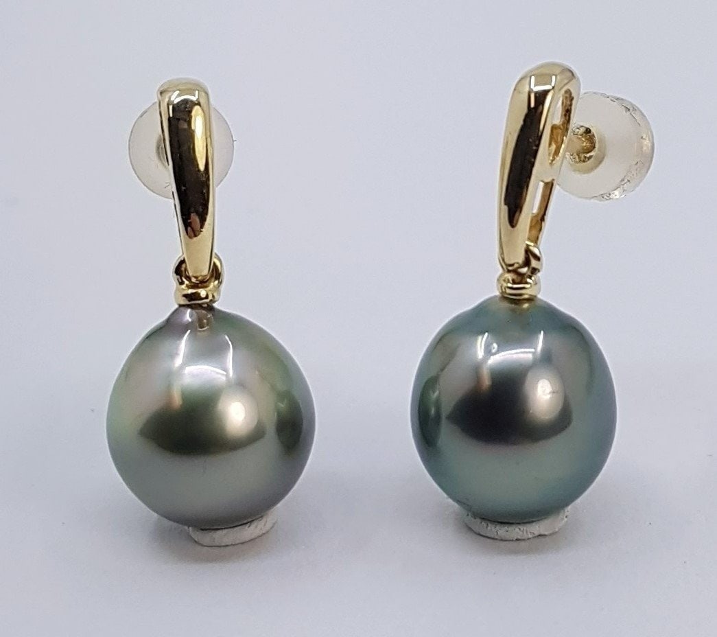 10x11mm Peacock Tahitian Pearl Drops - Earrings - 14 kt. Yellow gold: Title: 10x11mm Peacock Tahitian Pearl Drops - Earrings - 14 kt. Yellow gold Description: Produced by the Pinctada Margaritifera oyster in the tropical lagoons of French Polynesia, these pearls been ha