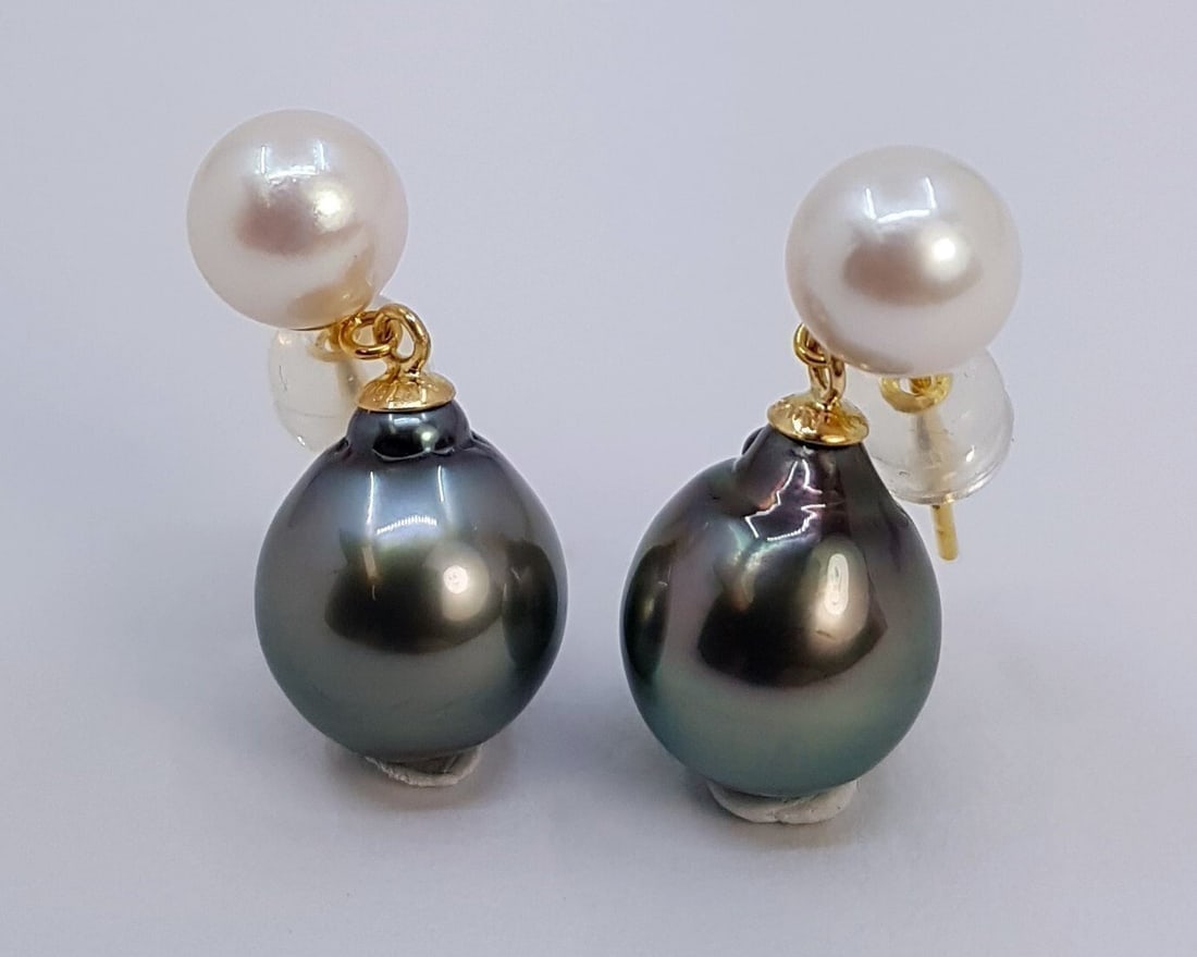 Earrings - 18 kt. Yellow gold - Tahiti - Akoya Pearls: Title: Earrings - 18 kt. Yellow gold - Tahiti - Akoya Pearls Description: This timeless style is composed of two high quality Tahitian and Akoya pearls, produced in the warm oceans of French Polynesia