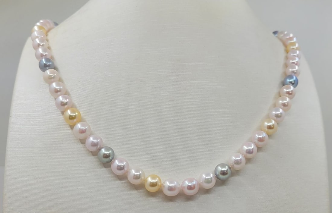 Necklace - 7x7.5mm Multi Akoya And Golden Pearls: Title: Necklace - 7x7.5mm Multi Akoya And Golden Pearls Description: A pearl necklace mixed with white, silvery and champagne golden akoya pearls. The akoya pearl is a type of cultured saltwater pearl