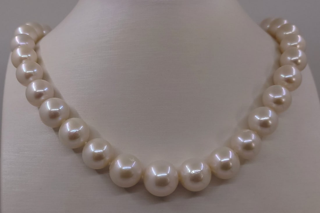 Necklace Huge Size - 12x15mm Round White Edison Pearls: Title: Necklace Huge Size - 12x15mm Round White Edison Pearls Description: This necklace will stand out for its radiant glow and unique large size ! Most freshwater pearls are nucleated by tissue, but