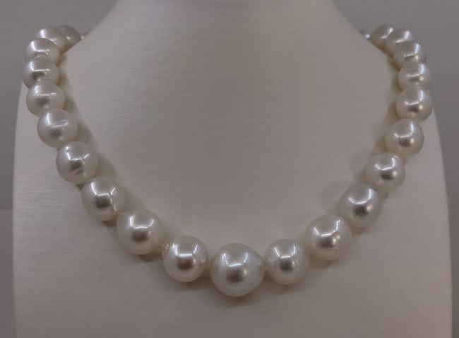 Necklace PSL Certified Australian South Sea Pearls - Huge Size - 12.1x16.3mm: Title: Necklace PSL Certified Australian South Sea Pearls - Huge Size - 12.1x16.3mmDescription: This necklace is in the category of the strongest Teri according to the tested results and the P.S.L cri