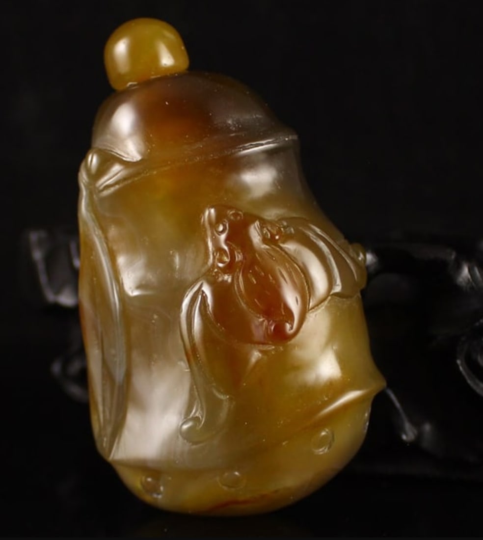 Old Chinese Agate Bat Snuff Bottle (1 of 1)