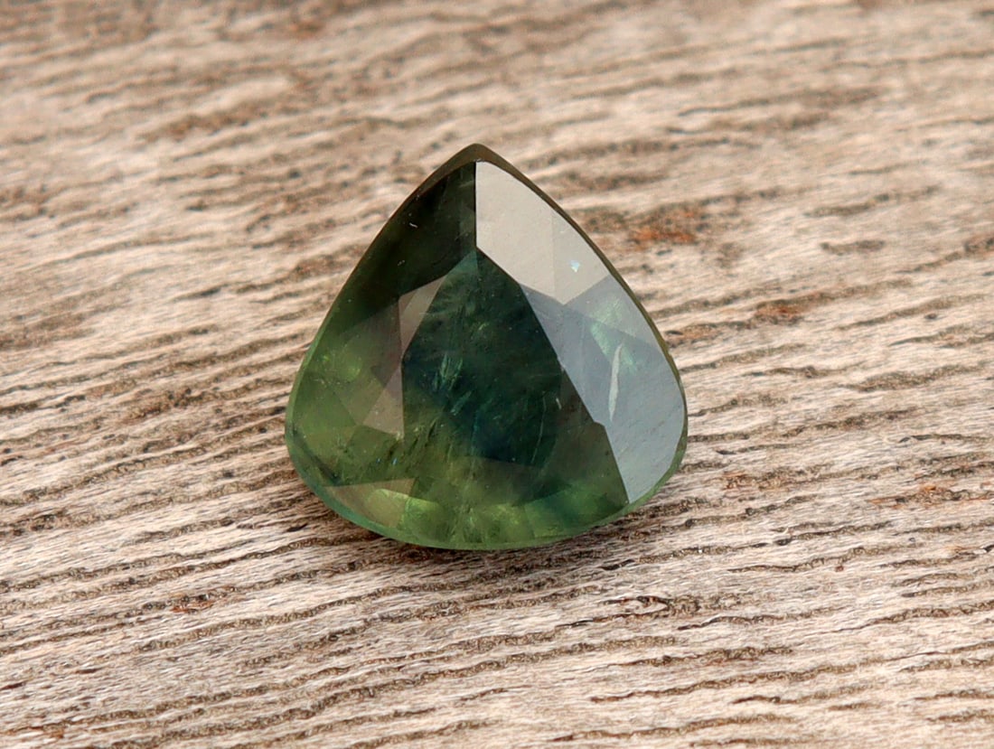 Natural green Teal Sapphire 1.55 carat (1 of 5)