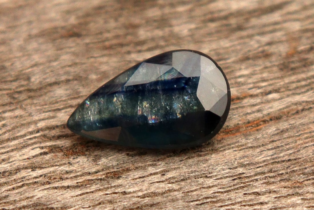 Natural blue Teal Sapphire 1.48 carat: Title:Natural Parti Sapphire 1.08 carat Description:Gemstone: Natural SapphireCarat Weight: 1.08Shape/Cut: Round CutMeasurements: 5.56-5.53x3.08 mmColor: Yellowish GreenTransparency: TranslucentClarit