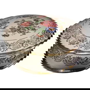Vintage Porcelain Bonbonnière with Floral Decoration & Gold Trim: Title: Vintage Porcelain Bonbonnière with Floral Decoration & Gold Trim Origin:France Dimension: Diameter: 11 cm (4.3 inches)Height: 4 cm (1.6 inches) Materials:Porcelain Year:20th Century Descriptio