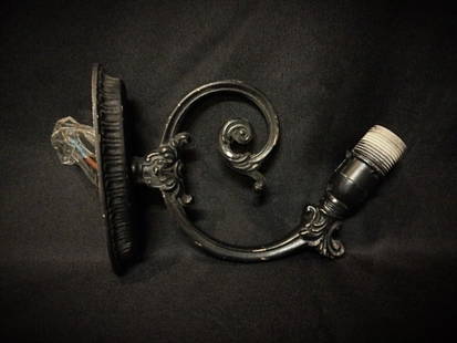 Set of Two Vintage Régule Wall Sconces - 1970s Design: Title: Set of Two Vintage Régule Wall Sconces - 1970s Design Origin:France Dimension: Length: 20.5 cm (8.1 in)Wall Mount Height: 13.5 cm (5.3 in)Wall Mount Width: 6.5 cm (2.6 in) Materials:Metal Year