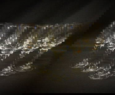 Lot of 5 Crystal Wine Glasses - Mid 20th Century: Title: Lot of 5 Crystal Wine Glasses - Mid 20th Century Origin:France Dimension: Height: 12.5 cm (4.9 in)Diameter: 5.5 cm (2.2 in) Materials:Crystal Year:Mid-20th Century Description:Elevate your dini