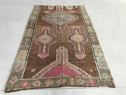 4.7x7.7 ft, TURKISH OUSHAK RUG: Title: 4.7x7.7 ft, TURKISH OUSHAK RUGOridign: Turkey Date/Period: 1960 - 1970 Materials: Wool and Cotton Size: Width: 4.7 feet Length: 7.7 feet Provenance: This Turkish one-of-a-kind Vintage Flatweave